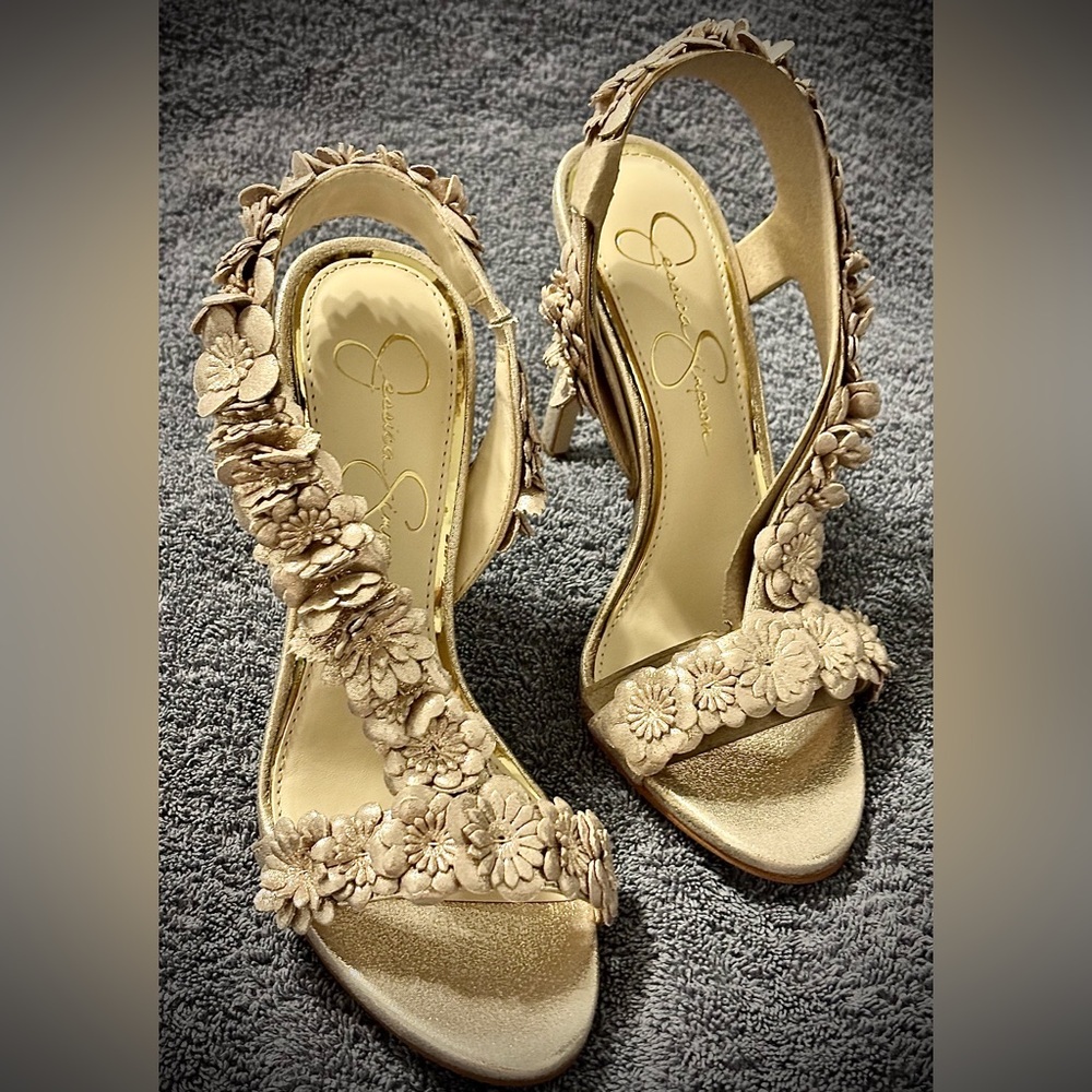 Jessica Simpson Gold Ruffled Heels - Picture 3 of 8